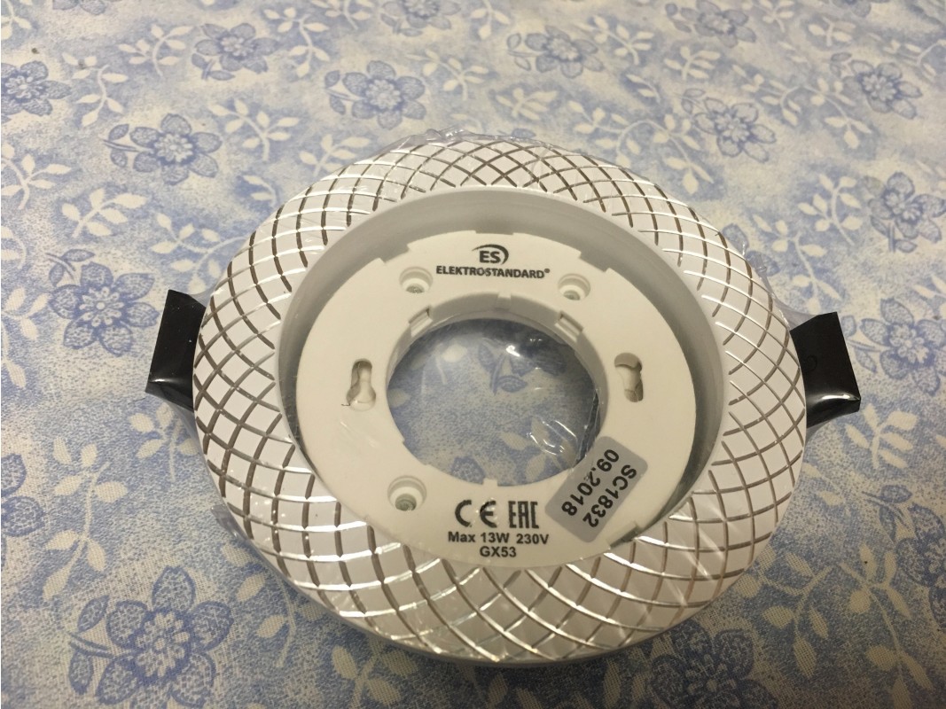 

Встраиваемый точечный светильник Elektrostandard 1071 GX53 WH белый