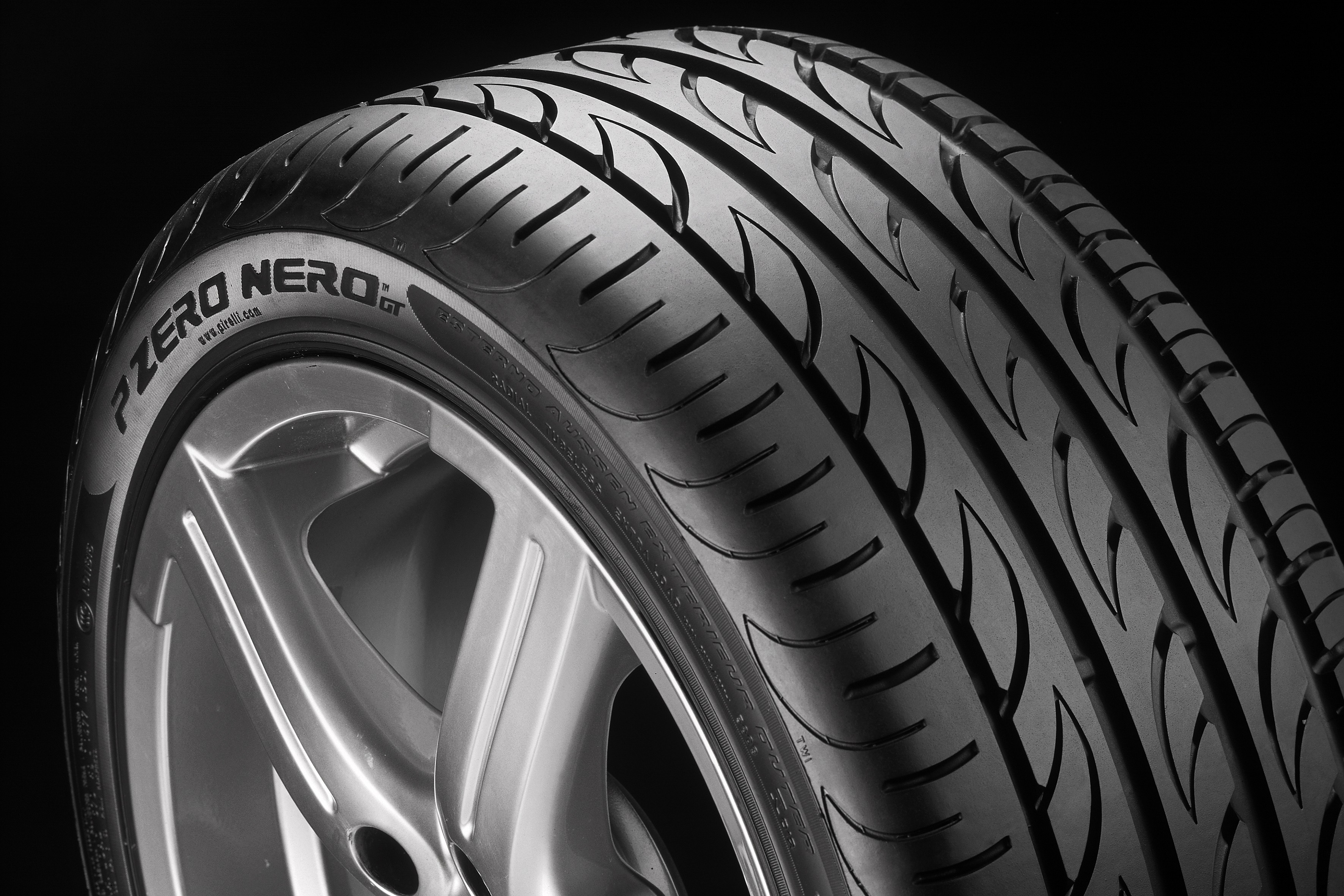 

Шины Pirelli P Zero Nero GT 215/50R17 95Y, P Zero Nero GT 215/50R17 95Y