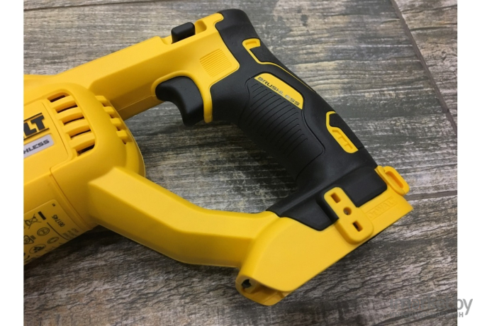 Профессиональный перфоратор DeWalt DCH133N-XJ