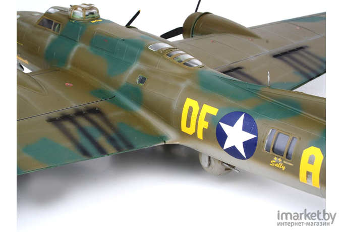 Сборная модель Revell Американский бомбардировщик Boeing-17F Memphis Belle [04297]